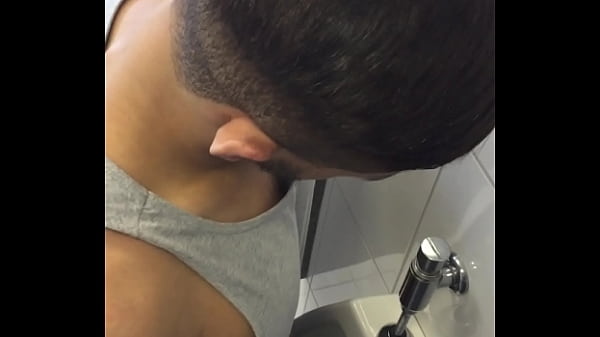 Download Video - Flagra do pauzudo mijando na faculdade