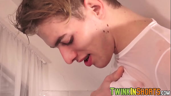 Big dicked twink receives a blowjob from his ta...