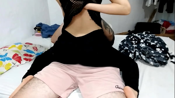 Download Video - La novia de mi mejor amigo cabalga como toda una puta sobre mi verga