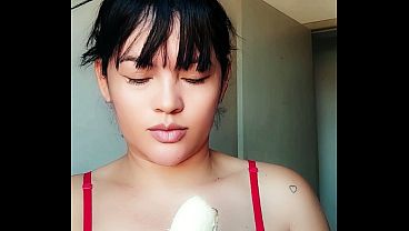 Download Video - Novinha provocando chupando e comendo banana&comma; muito excitada com cara de safada desejando um pau na boca