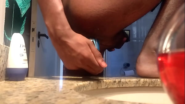 Novinho metendo desodorante no cu