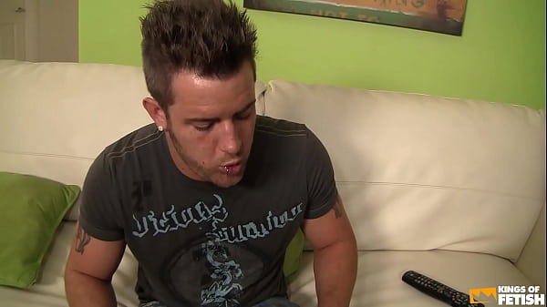 chupando o pauz&atilde;o do capit&atilde;o do ex&eacute;rcito antes dele socar bem forte na bucetinha aperta da esposa de corno - MENAGE #21