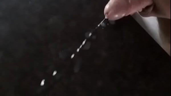 Mega cumshot auf den küchentisch