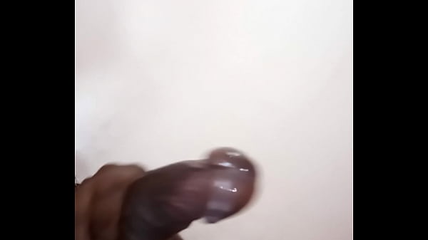 Negão gozando gostoso na punheta