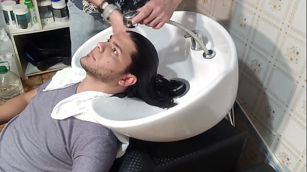 Lavando o cabelo para cortar