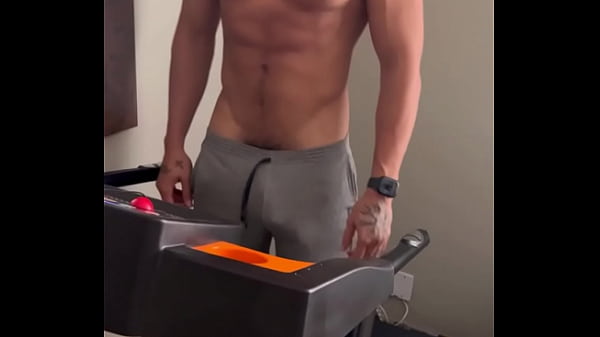 Andando na esteira de pau duro