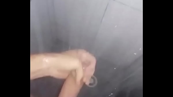 Loiro punhetando no banho