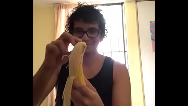 Putita caliente pela banana para luego comersela (Garganta profunda)