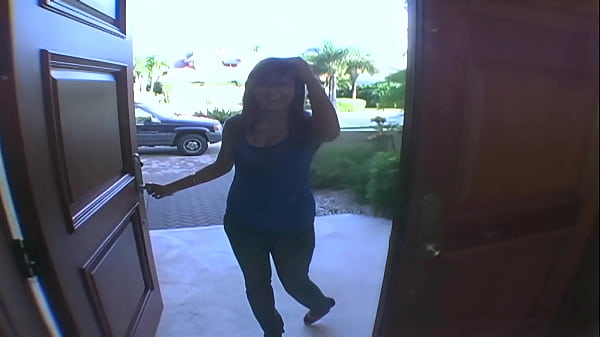 I show her my cock when she does the cleaning and she doesn't hesitate to suck it