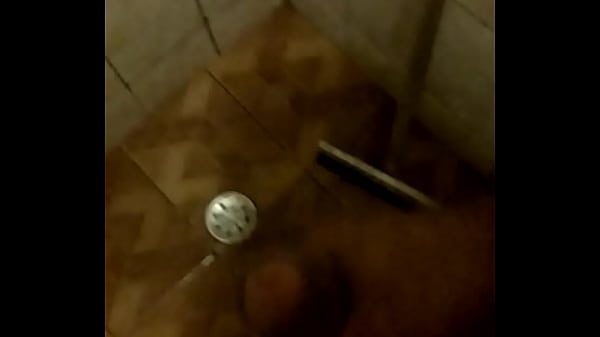 Batendo uma punheta pra minha puta gozando muito