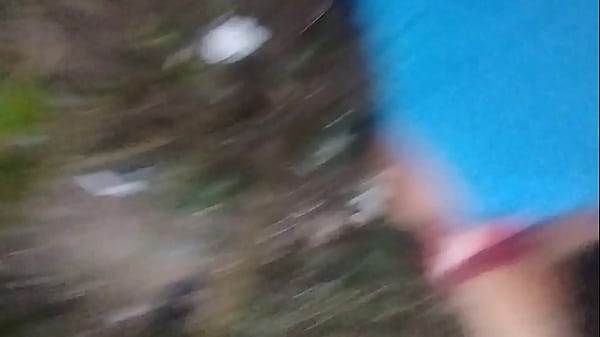 Fodendo mulher ruiva sem camisinha no p&eacute; da pia na cozinha