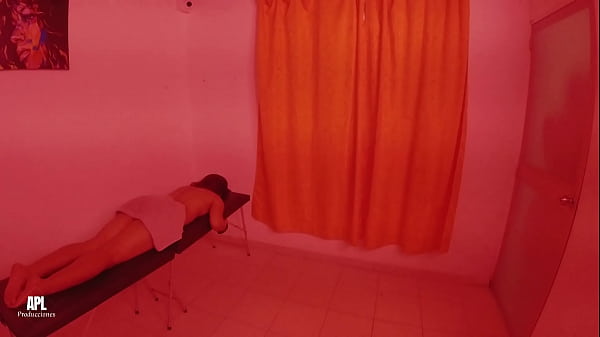Download Video - Viene por un masaje y le follo el delicioso CULO y acabo comiendome su apretadito CO&Ntilde;O&period; PARTE 1