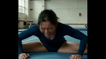 AI動画　苦痛に身体を震わせながら激しく身悶える女性