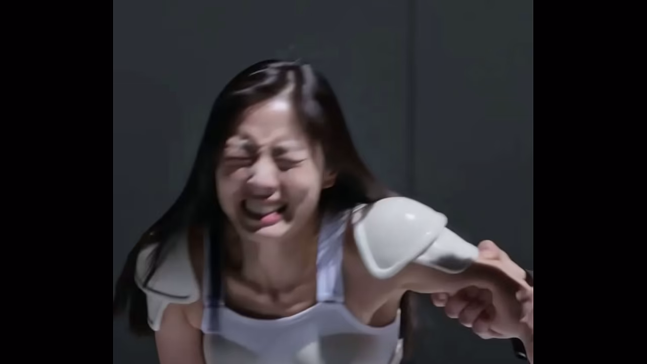 AI動画　苦痛に身体を震わせながら激しく身悶える女性