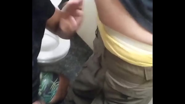 Download Video - Servindo a v&aacute;rios machos desconhecidos no box do banheiro do metr&ocirc; - COMPLETOS E EXCLUSIVOS NO RED