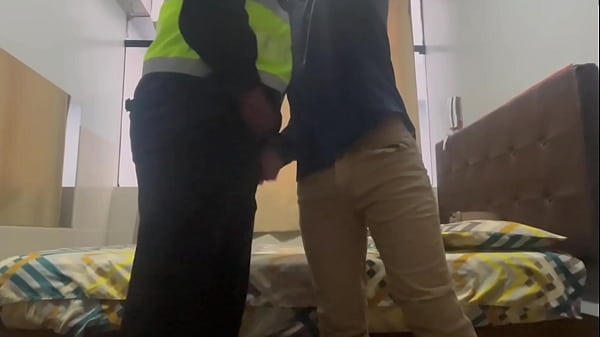 Policia limeño folla a jovencito por el culo