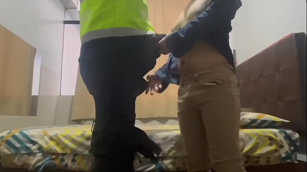 Download Video - Policia lime&ntilde;o folla a jovencito por el culo