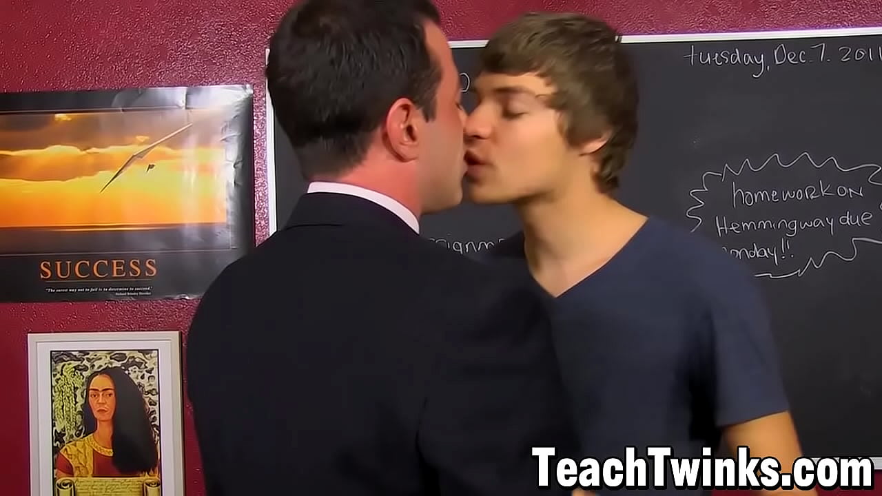 Profesor colgado Mike Manchester anal folla estudiante Blake Allen
                    anal cumshot hardcore blowjob masturbation gay twink big cock jock big dick teachtwinks blake allen mike manchester muchos negros