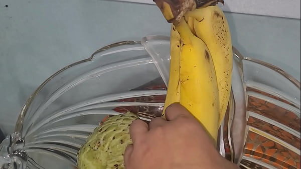 Quando ele n&atilde;o quer me comer !!! Como uma banana pela buceta !!!