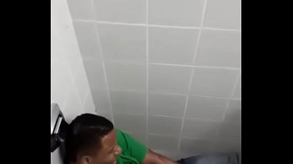 Novinho m. aprendiz se masturbando no banheiro ...