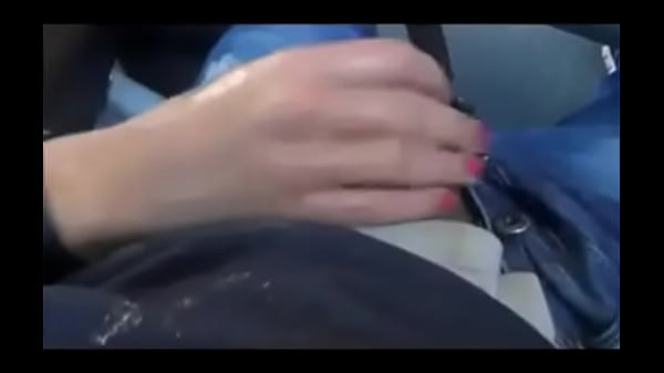 Download Video - Mulher batendo punheta no onibos at&eacute; o cara gozar