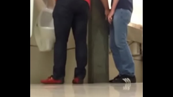 Download Video - Jalandose la verga en ba&ntilde;os publicos