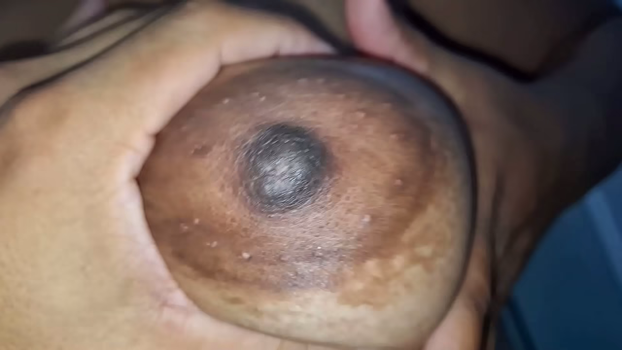 POV P&oacute_s-Banho Toalha Caindo: Ele Apertou Meus Bicos Naturais At&eacute_ Sair Leitinho