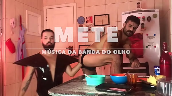 Mete - Fernando Brutto é penetrado pelo punho e...