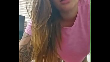 Ruiva casada grava v&iacute;deo brincando com o cuzinho