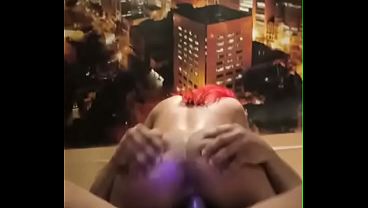 黒人の男がモーテルで私を気持ちよく…彼は私に彼の太いペニスをしゃぶらせて、それからそれを私の濡れたマンコに全部押し込んだ。