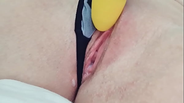 loira gostosa lambe seu vibrador