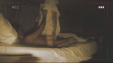 夜、セクシーな幽霊に襲われ、恐怖で完全に疲れ果ててしまった。その様子はすべて録画されていた。