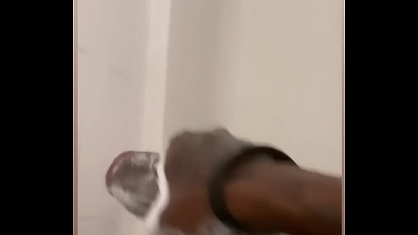 Un Gars Avec Un Tatouage Alaafia Caressant Une Bite De Banne Spirituelle Dans La Douche Jusqu'à Ce Que La Noix S'égoutte