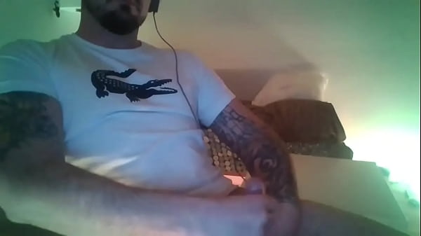 Str8 Un Homme Sexy Danois Jouit D'une Énorme Charge Sur Sa Webcam