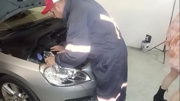 Follada arriba de la moto despu&eacute;s de llegar de una fiesta