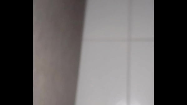 Barata ao som de kurt cobain de fundo