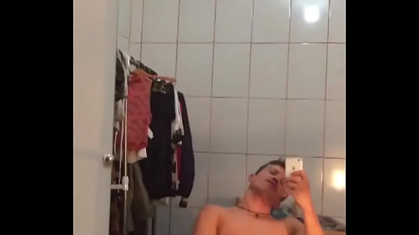 Novinho pirando na punheta