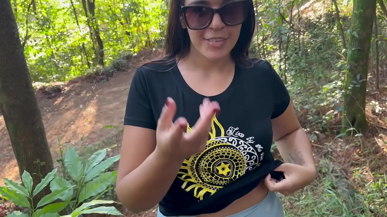 Dentro del arbusto se desnuda, muy caliente, culo grande y pechos pequeños como una ninfa.
                    amateur brazil muchos negros