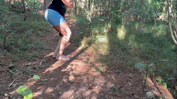 Dentro do mato ela fica peladinha gostosa demais bunda grande e peitinho de ninfetas