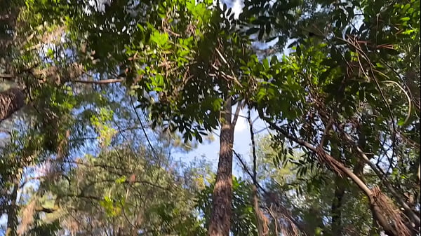 Dentro do mato ela fica peladinha gostosa demais bunda grande e peitinho de ninfetas
