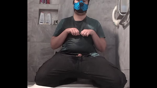 Je me pisse dessus comme un chien idiot et je m...