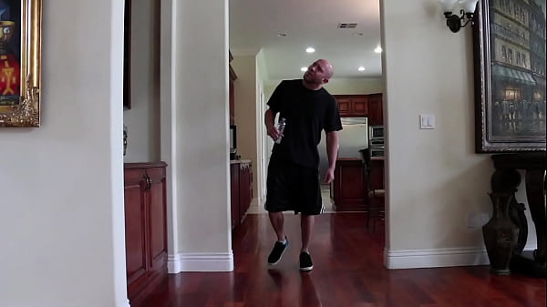 Fiquei com tes&atilde;o em chamada de v&iacute;deo com f&atilde; e bati siririca at&eacute; gozar minha buceta rosada