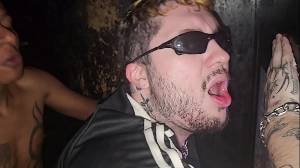 Sexo no dark room entre gays .