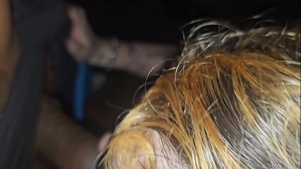 Sexo no dark room entre gays .