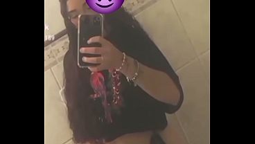 CHAMEI A NOVINHA PRA ASSISTIR NETFLIX, ELA ME PAGOU UM BOQUETE E COMI A BUCETA DA PUTINHA, QUANDO COLOQUEI NO CUZINHO ELA GRITOU...