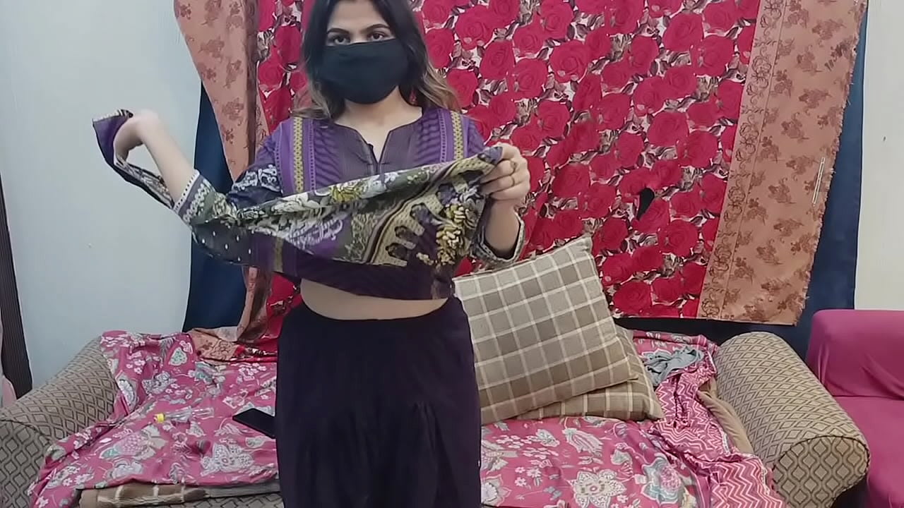 Pakistani Stepmom Masturbating While Watching Porn On Her Mobile