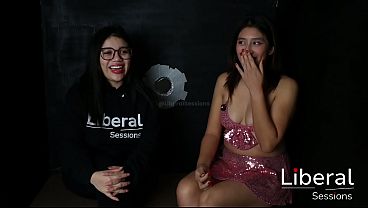 SE FOLLAN A UNA FLAQUITA PUTA EN GLORY HOLE