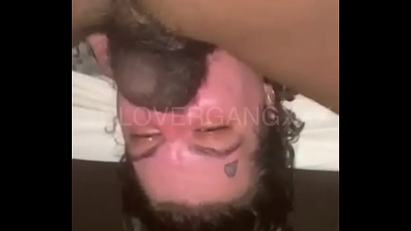 Le Visage De Trèfle Baise Une Fille Blanche