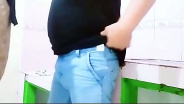 Download Video - Ibu mertuaku menggodaku saat aku dan mertuaku hanya berdua di rumah