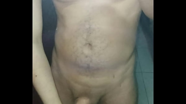 Nilicous balançando a piroca e batendo uma punheta